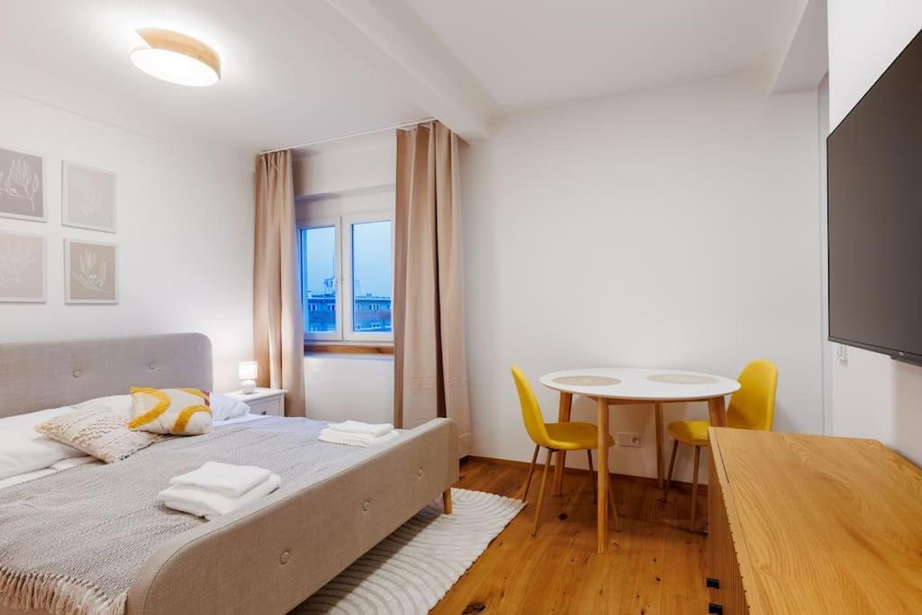 1 Bedroom Apartment With Terrace And Free Parking Near Metro Praga Exterior foto